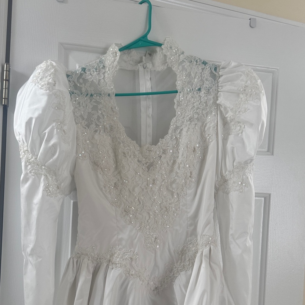 Elegant White Lace Wedding Dress